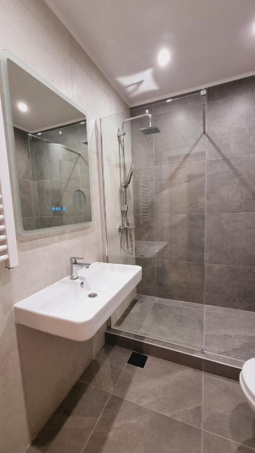 Grove Apartment + Free Parking Novi Sad Eksteriør billede