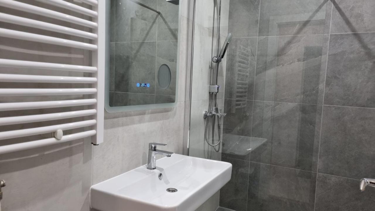 Grove Apartment + Free Parking Novi Sad Eksteriør billede